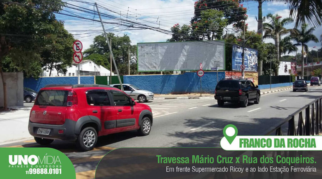 Outdoor da Unomídia localizado na Travessa Mário Cruz com Rua dos Coqueiros, em Franco da Rocha, em frente ao Supermercado Ricoy e ao lado da Estação Ferroviária.