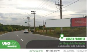 Outdoor da Unomídia em Várzea Paulista, localizado na Av. Marginal do Rio Jundiaí, ao lado do viaduto, sentido Centro/Jundiaí.