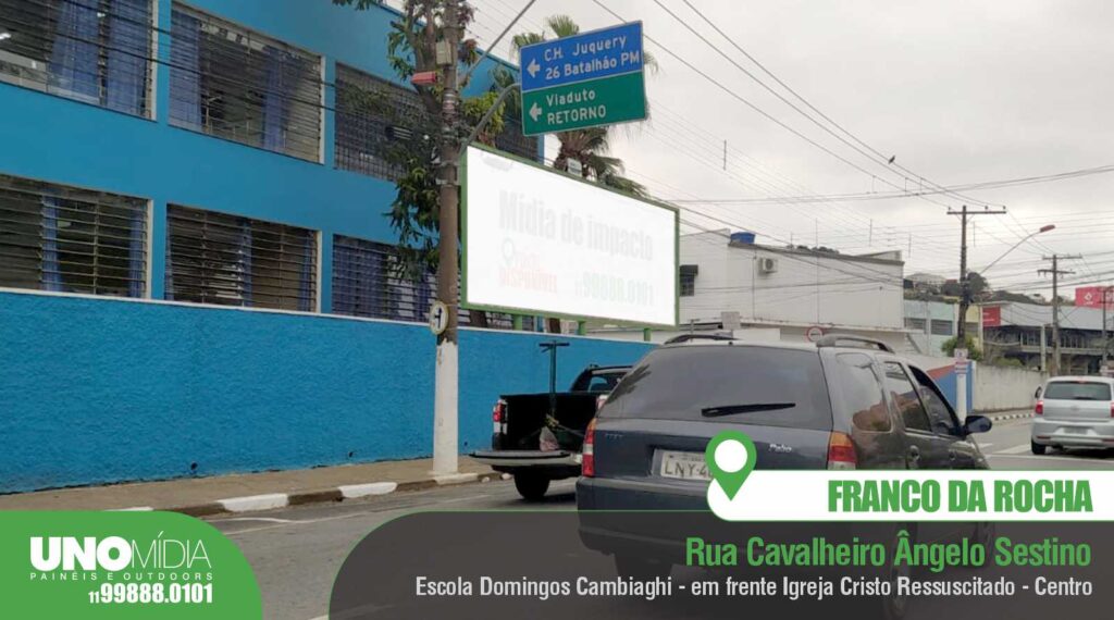 Outdoor da Unomídia em Franco da Rocha, localizado na Rua Cavalheiro Ângelo Sestino, em frente à Escola Domingos Cambiaghi e à Igreja Cristo Ressuscitado, no centro da cidade.