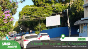 Outdoor localizado na Avenida Fernando Arens, cruzamento com a Rua Francisco Alves, em frente à Escola Paulo Mendes Silva, sentido Rua da Várzea, em Jundiaí.