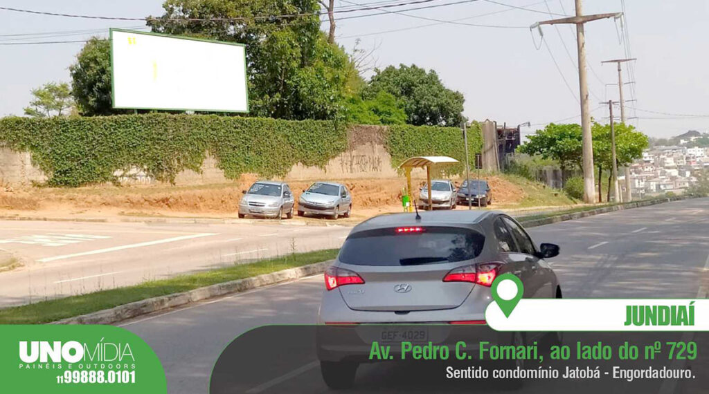 Outdoor localizado na Avenida Pedro C. Fornari, ao lado do número 729, em Jundiaí, no sentido do condomínio Jatobá e bairro Engordadouro.