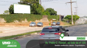 Outdoor localizado na Avenida Pedro C. Fornari, ao lado do número 729, em Jundiaí, no sentido do condomínio Jatobá e bairro Engordadouro.