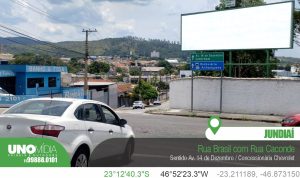 Outdoor localizado na Rua Brasil, cruzamento com a Rua Caconde, em Jundiaí, no sentido Avenida 14 de Dezembro e Concessionária Chevrolet.