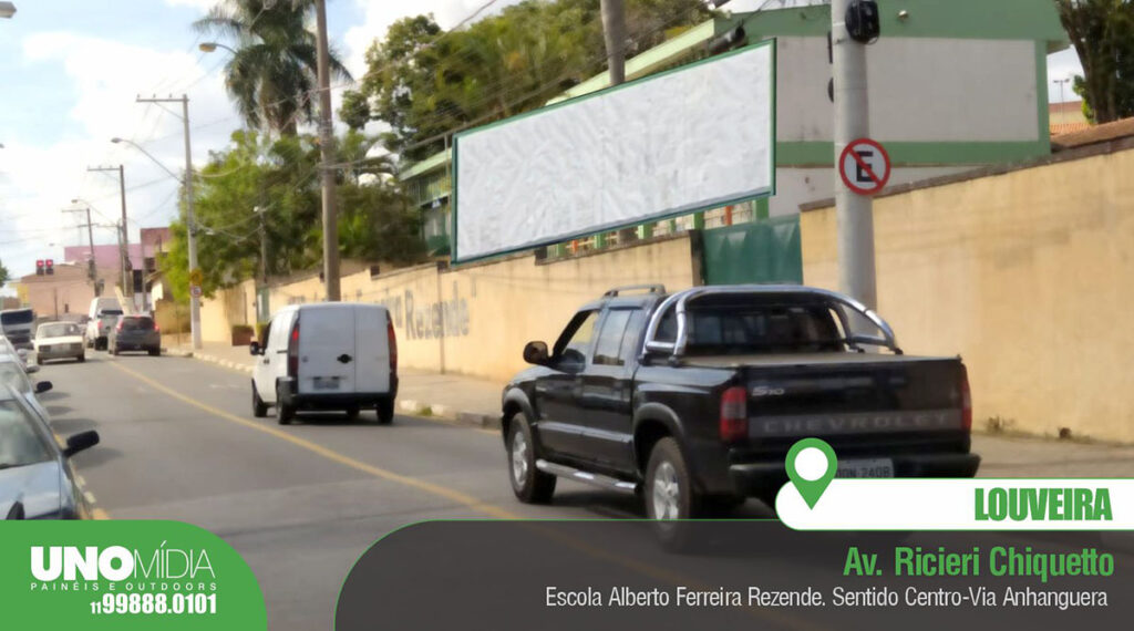 Outdoor da Unomídia em Louveira, localizado na Av. Ricieri Chiquetto, em frente à Escola Alberto Ferreira Rezende, sentido Centro–Via Anhanguera.