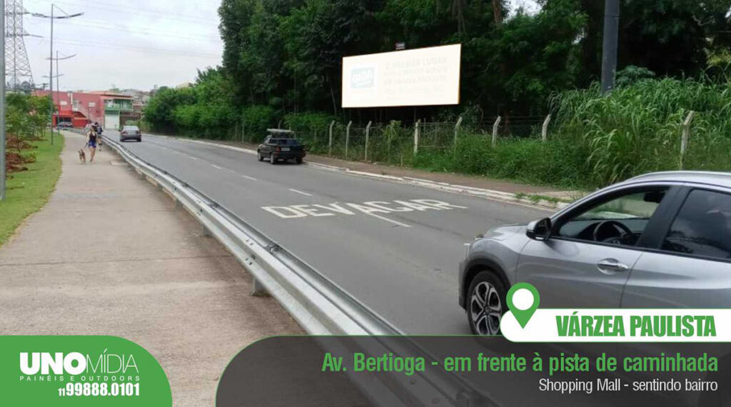 Outdoor da Unomídia em Várzea Paulista, localizado na Avenida Bertioga, em frente à pista de caminhada, próximo ao Shopping Mall, sentido bairro.