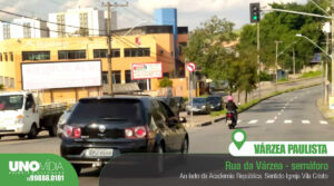 Outdoor da Unomídia em Várzea Paulista, localizado na Rua da Várzea, ao lado da Academia República, próximo ao semáforo, sentido Igreja Vila Cristo.
