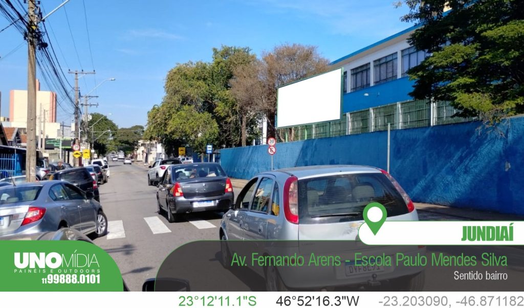 Outdoor localizado na Av. Fernando Arens, Escola Paulo Mendes, com alto fluxo de veículos.