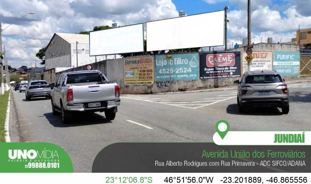 Outdoor localizado na Avenida União dos Ferroviários, cruzamento com a Rua Alberto Rodrigues e Rua Primavera, em Jundiaí, com alto fluxo de veículos.