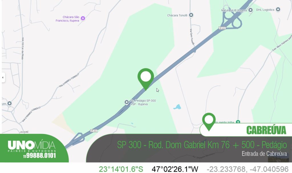 Outdoor localizado na Rodovia Dom Gabriel (SP-300), km 76 + 500, próximo ao pedágio e à entrada de Cabreúva, com alto fluxo de veículos.