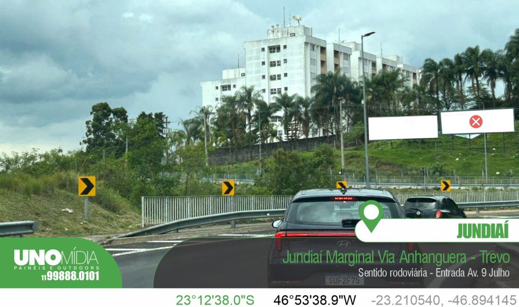 Outdoor localizado na Marginal da Via Anhanguera, no trevo de acesso à Avenida 9 de Julho, em Jundiaí, no sentido rodoviária, com alta visibilidade para motoristas.